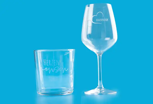 Personalisierte Gläser sind eine tolle Geschenkidee. Bestelle bei ORWO zum Beispiel ein Saft- oder Weinglas mit individueller Gravur als Geschenk für Mama zum Geburtstag.