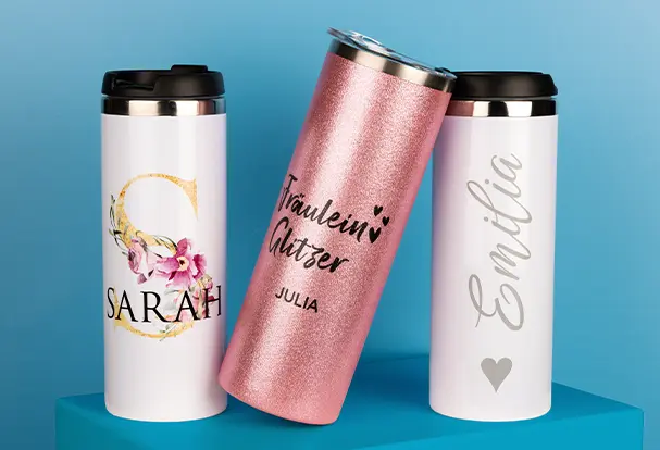 Set aus drei Coffee to go Bechern, mit verschiedenen Designs, individuellem Text und Namen.