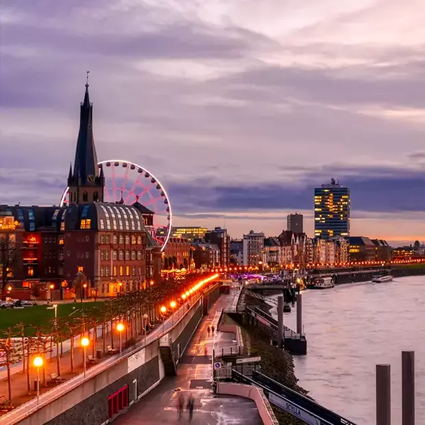 Faszinierende Langzeitbelichtung einer Stadt bei Sonnenuntergang: Ein unvergesslicher Moment eingefangen in einem Foto.