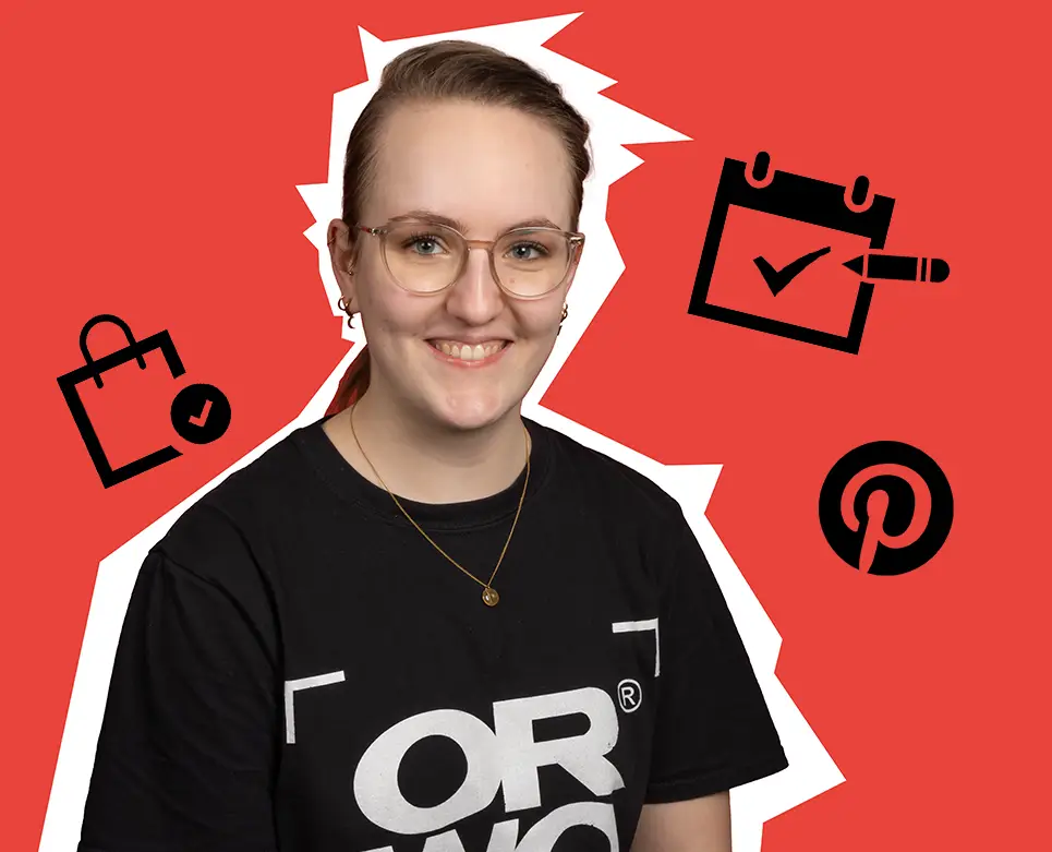 Junge Frau mit braunem Haar in einem ORWO-Shirt, umgeben von einem roten Hintergrund mit Symbolen für Organisation und pinterest. Lydia ist ORWOs Allrounder: Organisiert, kreativ und engagiert.