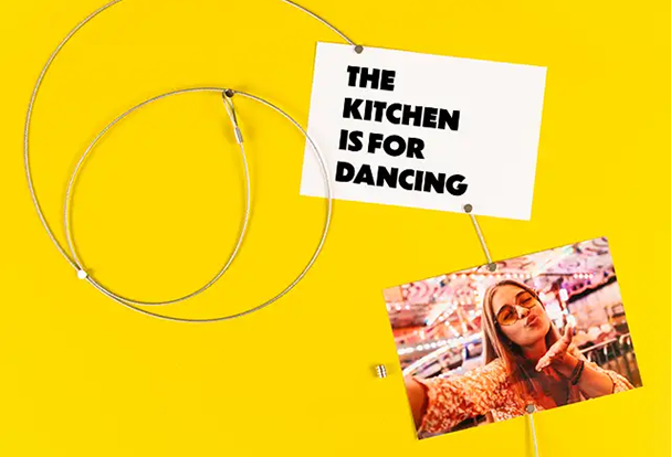 Du möchtest als Deko für deine Sommerparty Fotos aufhängen? Dafür ist ein Fotoseil oder eine Fotowand perfekt! Schnur, Klammern und Papierrahmen - hier ist alles dabei!