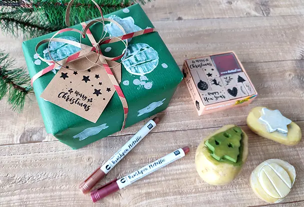 In diesem DIY-Tipp zeigen wir dir, wie du Geschenkpapier selbst gestalten kannst. Nutze Kartoffelstempel oder Brushpens zum Verzieren und werde kreativ.