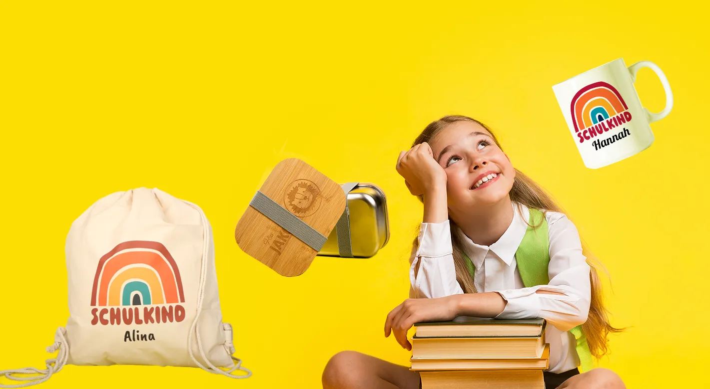 Kind mit Büchern vor gelbem Hintergrund, umgeben von individuell bedruckten Fotoprodukten: Tasse, Lunchbox und Turnbeutel
