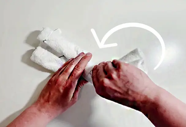 Super Handtuch Figuren koennen Sie mit Ihrem Kind falten. Dies ist nicht nur ein lustiger Zeitvertreib, sondern auch eine grossartige Aktivitaet fuer die Motorik.
