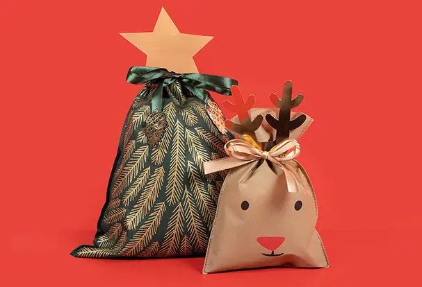 Wenn Geschenkpapier selbst gestalten zu aufwändig für dich ist, dann nutze doch gern unsere niedlichen Geschenktüten in Form von Rentier oder Tannenbaum zum Verpacken.