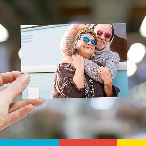 Fertige Postkarte in der Produktion Eine fertige Postkarte mit einem Urlaubsbild wird in der Produktion gezeigt, bereit zum Versand. Diese Postkarte wurde schnell und einfach über die Postkarte online verschicken-Funktion der Postkarten App erstellt.