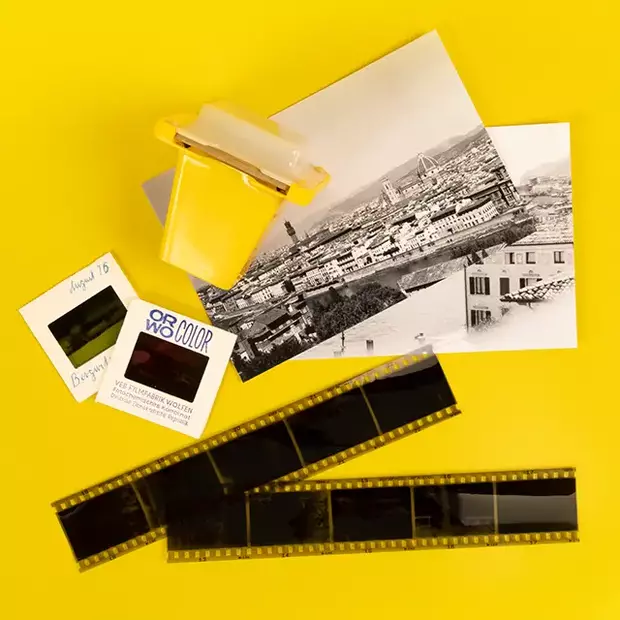 ORWO Analogwelt – Nostalgie pur Ein liebevoll arrangiertes Stillleben mit analogen Fotoprodukten: Negativstreifen, gerahmte Dias, klassische Fotoabzüge und ein alter Dia-Betrachter erinnern an die besondere Ästhetik der analogen Fotografie.
