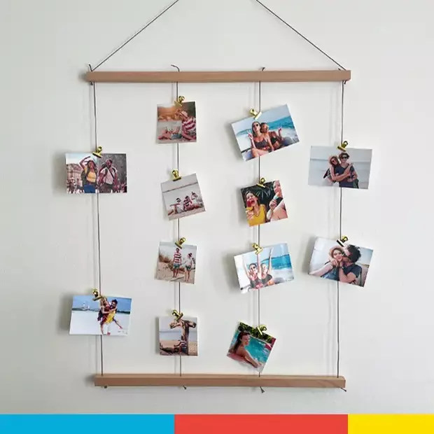 Urlaubsfotos in Szene setzen mit der Fotowand Holz Bringe deine Abzüge an der Fotoaufhängung an, um deine Urlaubsfotos ideal in Szene zu setzen.