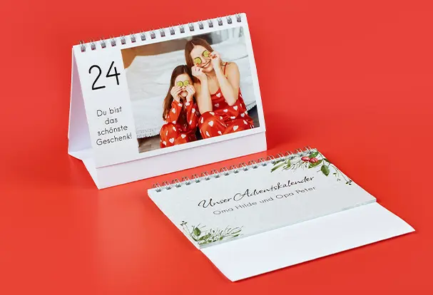 Zwei festlich gestaltete Weihnachtskalender zum Blättern, jeweils mit eigenen, persönlichen Fotos gefüllt. Anstatt Türchen zu öffnen, können hier 24 Kalenderseiten jeden Tag eine neue Erinnerung bieten, während man sich auf Weihnachten freut. Ideal für eine individuelle und nostalgische Adventszeit.