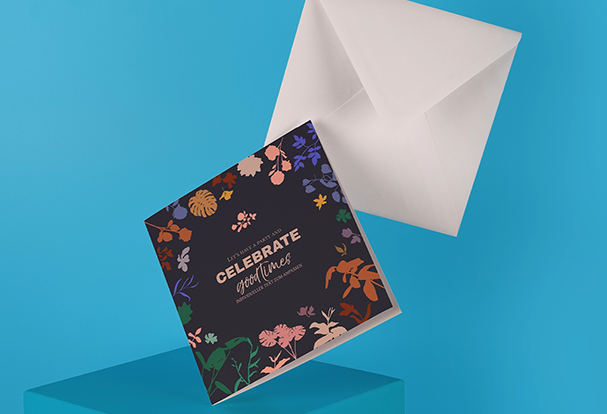 Celebrate good times: Gestalte eine quadratische Klappkarte mit passendem weißem Umschlag und lege sie nach dem Furoshiki Falten deinem Geschenk bei.