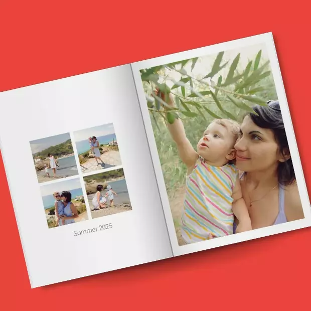 Baby Fotobuch für unvergessliche Familienmomente Baby Fotobuch mit Familienmomenten – Mutter und Kind genießen Erinnerungen an den Sommer.