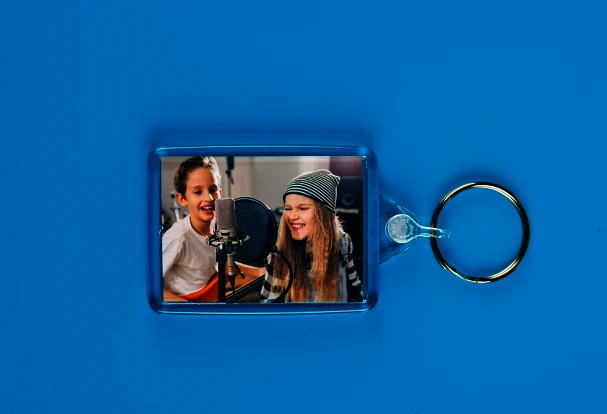 Personalisierter Schlüsselanhänger mit Foto von Kindern beim Musizieren als kleines, persönliches Fotogeschenk zum Muttertag für den Alltag
