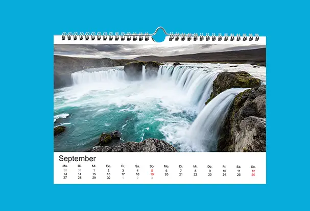 Fotoprodukt Wandkalender mit einem beeindruckenden Foto eines fließenden Wasserfalls, aufgenommen mit Langzeitbelichtung.