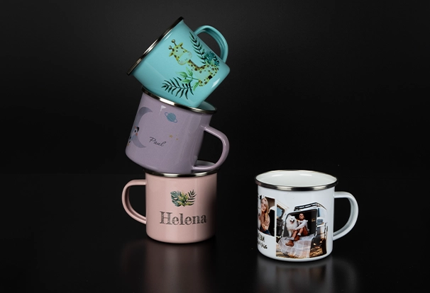 Diese vier Emaille-Tassen sind personalisiert und in bunten Farben sowie einer weißen Variante erhältlich. Perfekt als Fotogeschenk oder für die nächste Kaffeepause. Erhältlich zu den ORWO Black Week Deals.