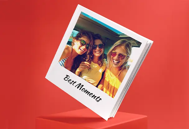 Das Fotobuch "Best Memories" zeigt auf dem Cover ein Bild von drei Freundinnen, die zusammen eine unvergessliche Zeit erleben. Das Buch erinnert an wertvolle Momente, ähnlich wie ein Erinnerungsglas, das besondere Erinnerungen festhält.