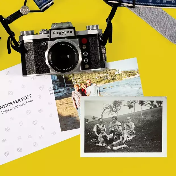 Eine Praktica-Kamera mit zwei alten Fotos und einer klassischen ORWO-Versandtasche – Sinnbild für das analoge Bild vom Bild.