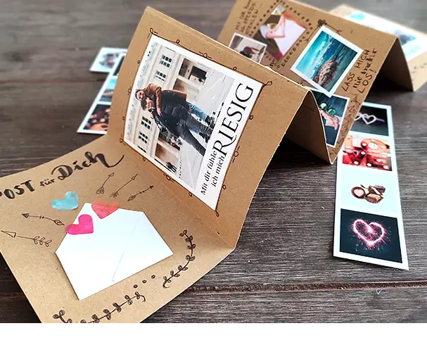 Selbstgebasteltes Foto-Leporello mit Fotos und handgeschriebenen Liebes-Botschaften. Ein besonders romantisches Geschenk zum Jahrestag