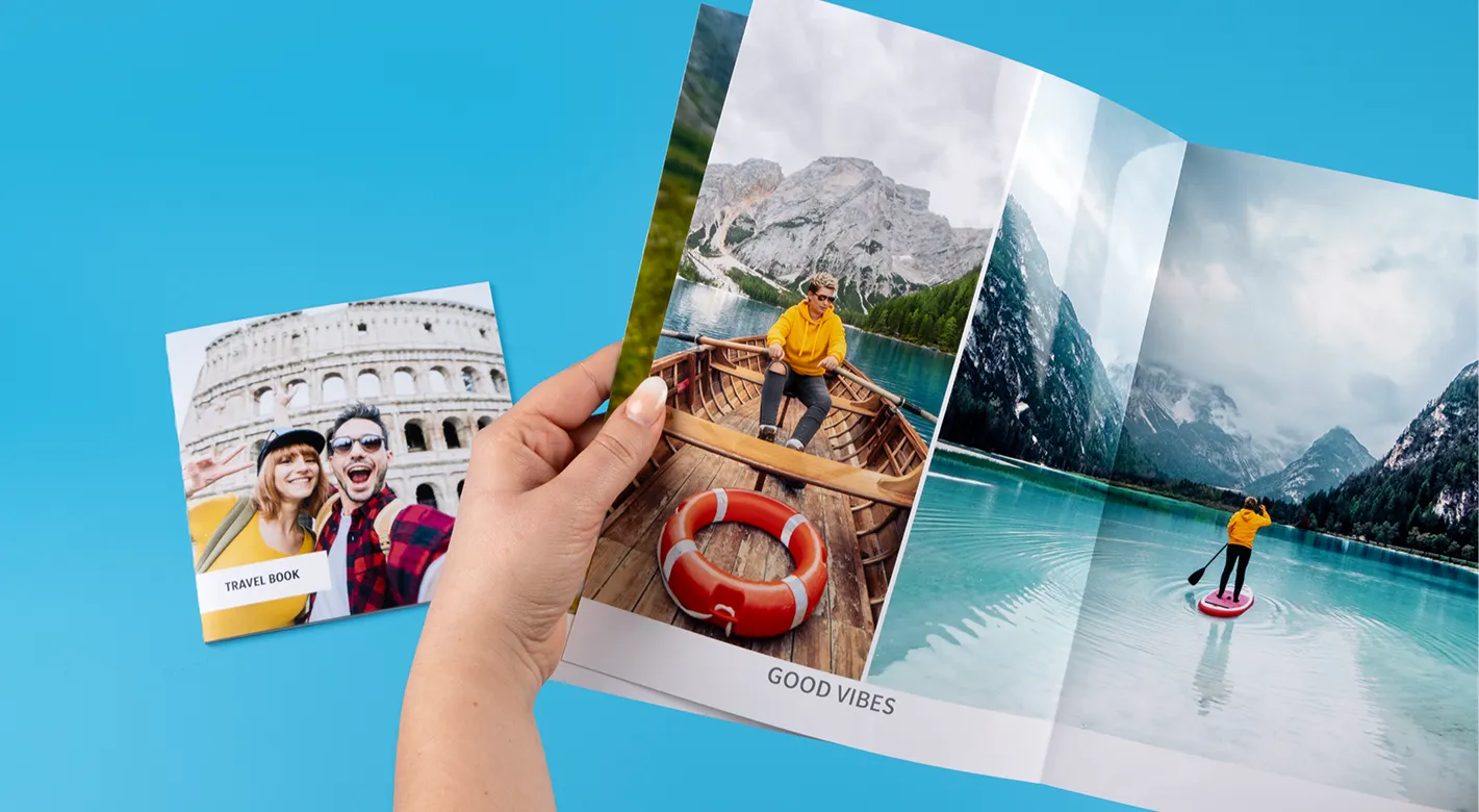 Fotobuch Softcover in zwei verschiedenen Formaten, ein quadratisches und ein Buch im A4-Format. Zu sehen sind Urlaubsfotos.  Echtfotobücher mit Leporello-Bindung.