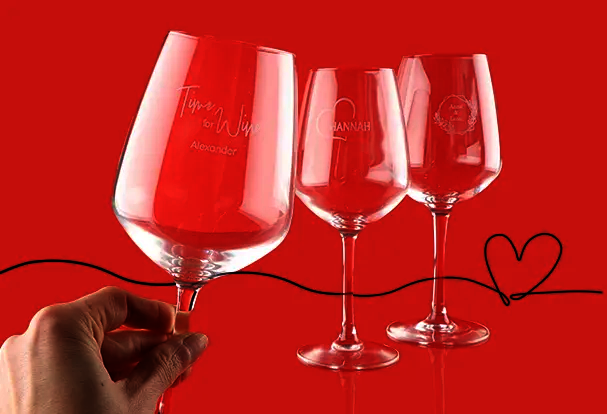 Drei gravierte Weingläser mit Namen als hochwertiges und persönliches Valentinstag Fotogeschenk