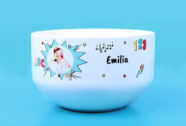 Gestalte eine Müslischüssel mit Foto und Namen als personalisiertes Geschenk zur Einschulung! Dank unseren bunten Designs wird das Frühstück so zum Highlight.
