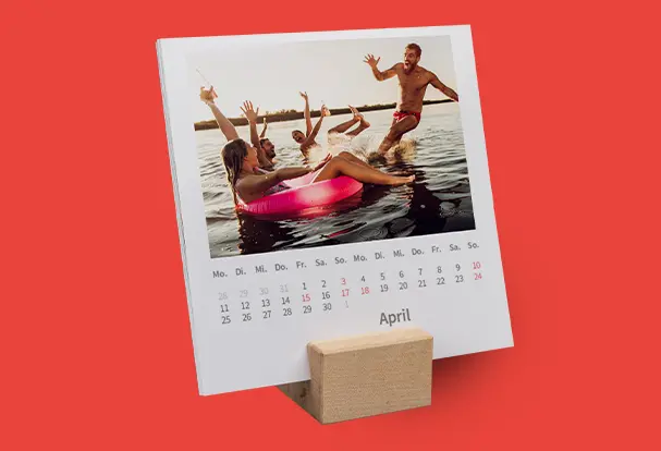 Tischkalender mit Holzfuß mit Foto und Text für die persönliche Note am Arbeitsplatz