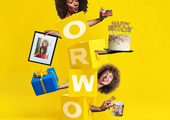 Überrasche deine Liebsten mit personalisierten Geburtstagsgeschenken, wie Kissen, Wandkalender und Tassen mit Foto