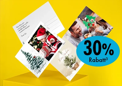 Mehrere weihnachtliche ORWO Postkarten auf gelbem Hintergrund – personalisierte Fotoprodukte mit 30 % Rabatt.