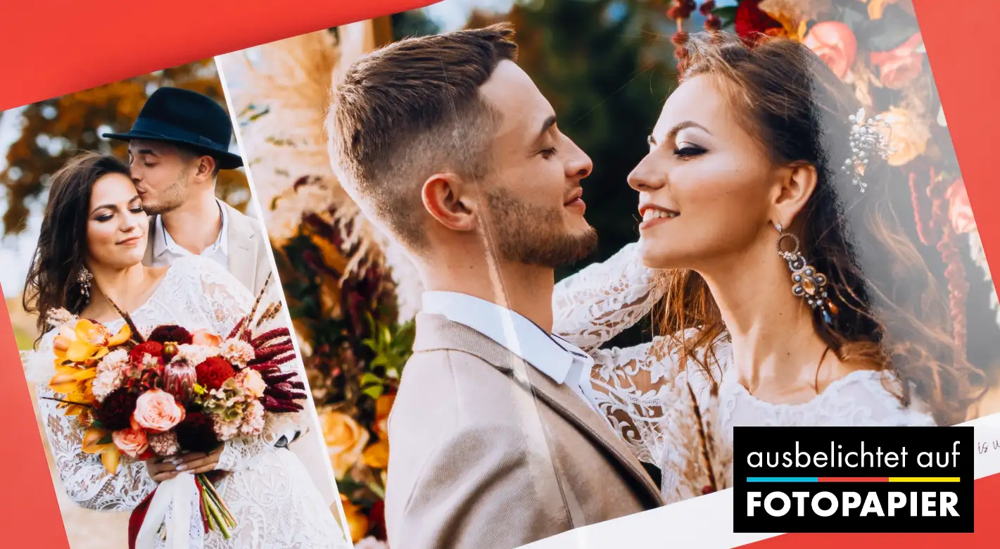 Aufgeschlagenes Echtfotobuch im A4-Hochformat mit Hochzeitsfotografie im Boho-Stil. Dank Original Fotopapier in glänzender Ausführung strahlen kräftige Farben in Rot und Gelb besonders intensiv.