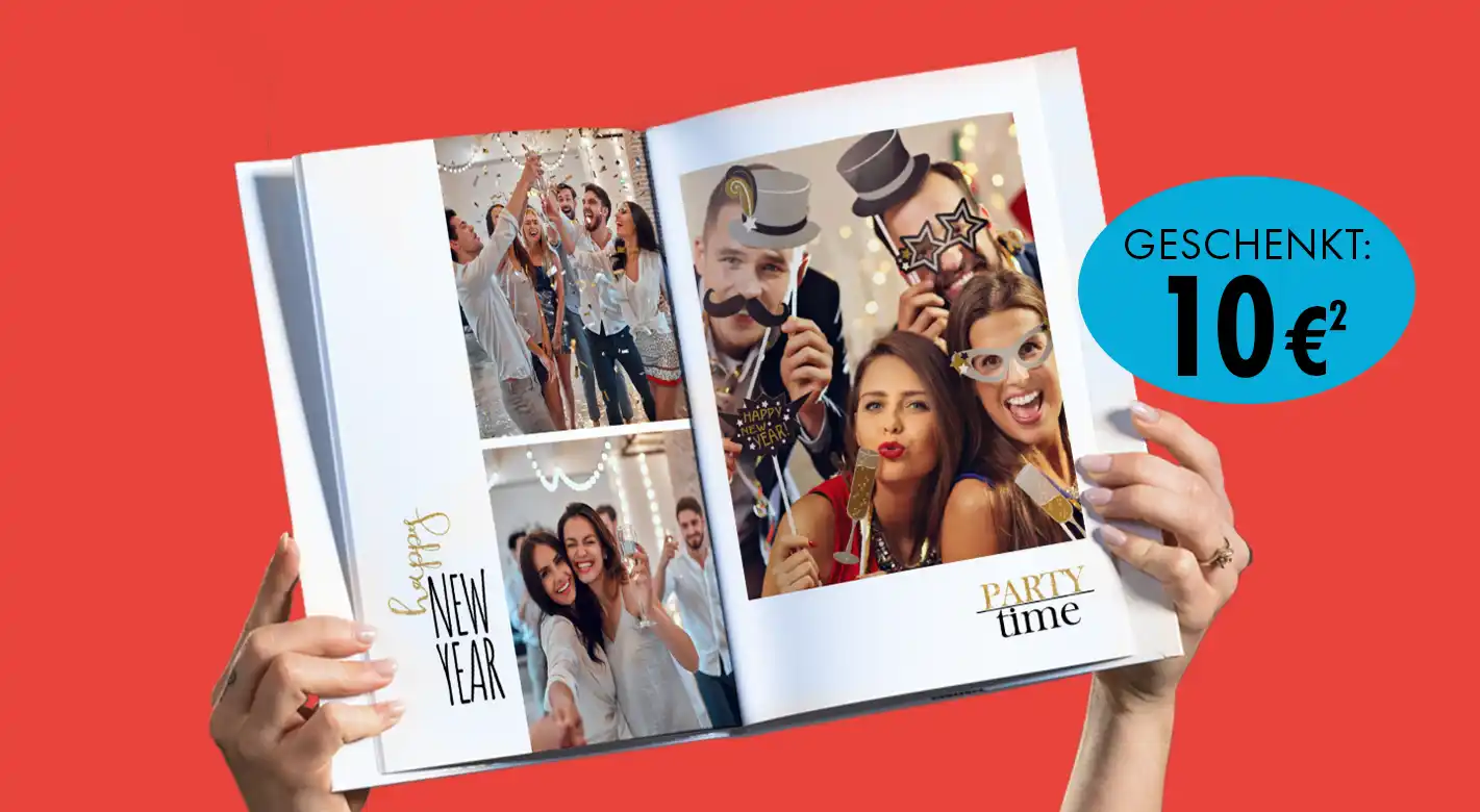 Offenes Fotobuch mit Partyfotos als hochwertiges Fotoprodukt von ORWO inklusive 10-Euro-Gutschein