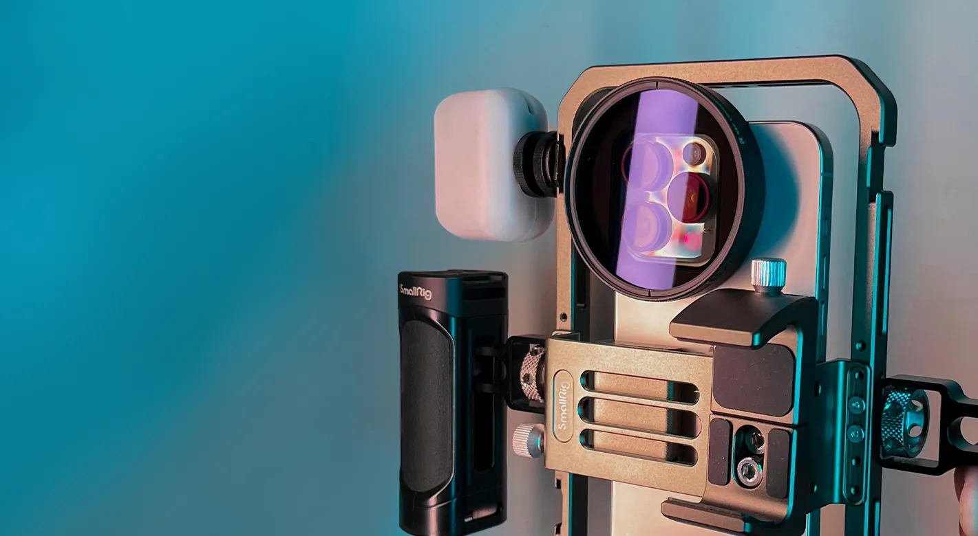 Ein Smartphone mit aufgesetztem Graufilter, bereit für beeindruckende Langzeitbelichtungen. Mit dem richtigen ND-Filter gelingen Fotos mit professionellen Licht- und Bewegungseffekten.