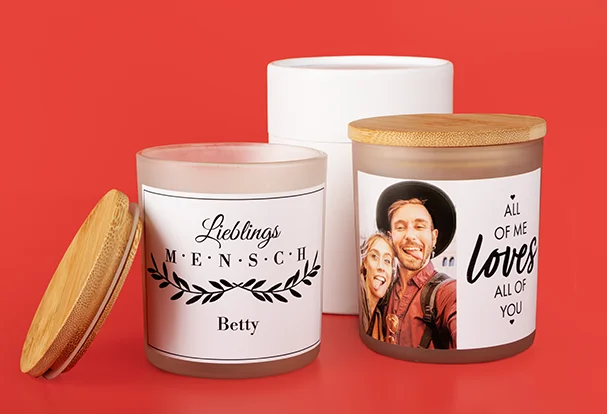 Trend 2025: Bedruckbare Duftkerzen im Glas. Hier siehst du die Variante Text mit Bild und eine weitere Duftkerze mit „Lieblingsmensch Betty“ personalisiert. 
