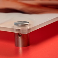 Detailansicht des 4 mm starken Acrylbildes und Halterung. Durchscheinend bedruckt für intensiven Tiefeneffekt und brillante Farbwirkung. Hochwertig und modern.