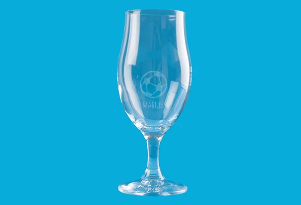 Genieße dein Bier in dieser einzigartigen Biertulpe mit Gravur. Bierglas mit Fußball Motiv und individuellem Text