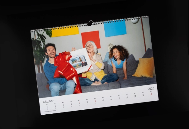 Dieser bunte Fotokalender zeigt ein wunderschönes Familienbild mit Papa, Oma und Kind auf der Couch. Ideal, um die schönsten Momente des Jahres festzuhalten. Perfekt für die Black Week Rabatte.