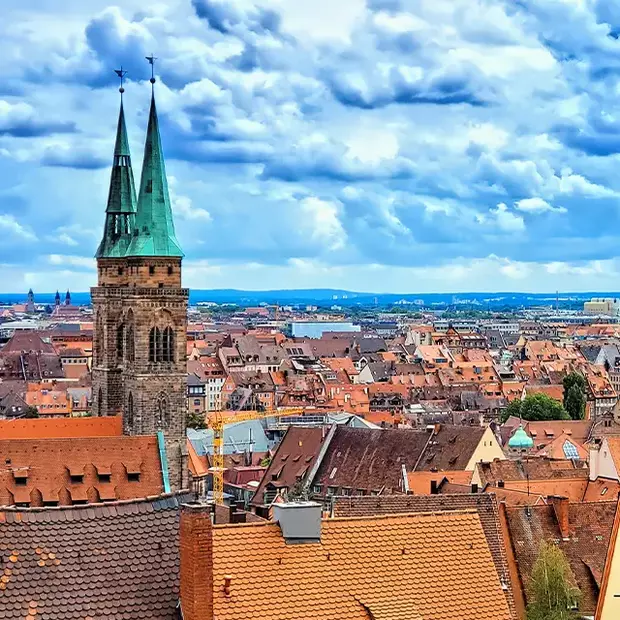 Langzeitbelichtung mit ND-Filter – Nürnbergs Skyline Atemberaubende Tageslichtaufnahme über den Dächern von Nürnberg, aufgenommen mit einem ND-Filter. Perfekte Balance zwischen Licht und Struktur für eindrucksvolle Stadtaufnahmen.