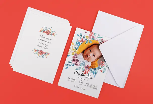 Das Bild zeigt Fotokarten zur Geburt eines Babys, inklusive Umschläge. Diese neuen Produkte sind jetzt auch als Set bestellbar.
