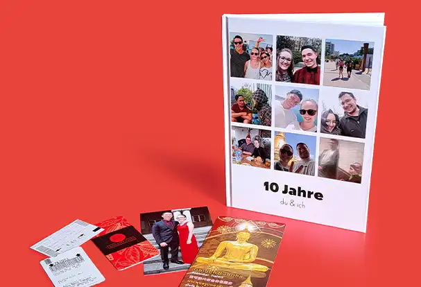 Ein Fotobuch mit eingeklebten Tickets, Karten und Erinnerungsstücken, damit es zu einem ganz besonderen Geschenk zum Jahrestag wird.