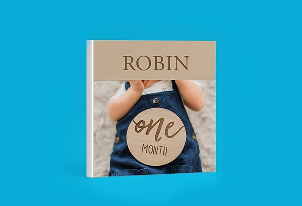Personalisiertes Fotobuch mit Bildern eines Kleinkinds, das Abenteuer mit Familie erlebt.