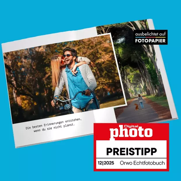 ORWO Echtfotobuch im Produkttest mit hochwertigem Fotopapier, Doppelseite zeigt Paar beim Fahrradfahren und Spaziergang im Park