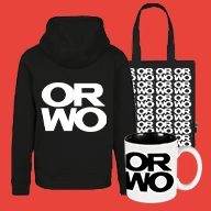 Hochwertiges ORWO Merchandise: Schwarzer Hoodie, Stoffbeutel und Tasse mit schwarzem Innenleben, alle gebrandet mit dem stilvollen ORWO-Logo. Modern und zeitlos.