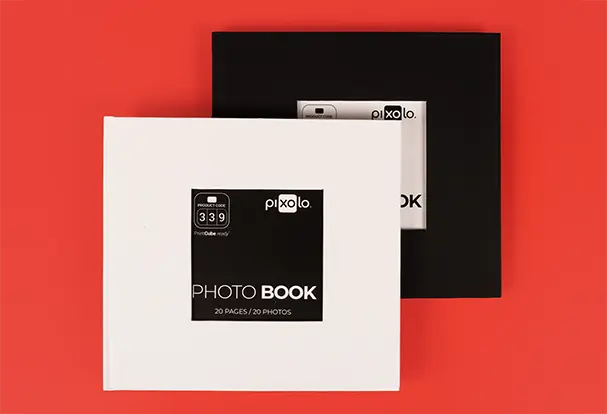 Eine Produktneuheit, die wir dir nicht vorenthalten können, ist unser quadratisches Einsteck-Fotoalbum. Es eignet sich für 15x15 cm Abzüge und hat ein Soft-Touch-Cover.