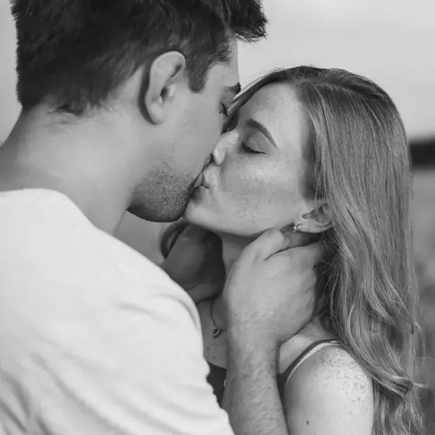 Ewige Liebe zeigt sich in der Ästhetik der Schwarz-Weiß-Fotografie. Ein Pärchen zeigt ewige Liebe durch einen Kuss in der Ästhetik der Schwarz-Weiß-Fotografie.