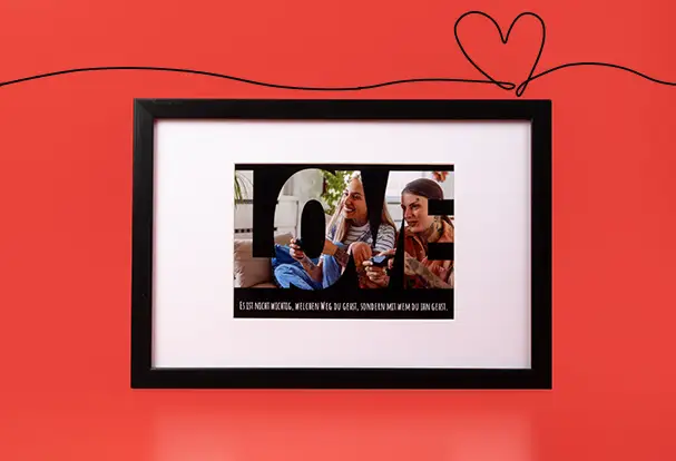 Schwarzer Bilderrahmen mit einem Poster im inneren, personalisierbar mit Text, Design und Foto, zwei junge Frauen beim Videospielen. Ein Geschenk zum Jahrestag, das deine Wertschätzung zeigt