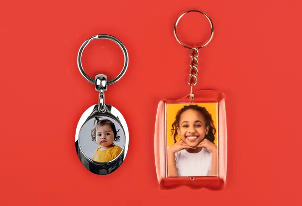 Du kannst bei ORWO Foto-Schlüsselanhänger aus Metall mit Einkaufschip oder aus Acryl als kleines Geschenk für deine Mama gestalten, das sie immer bei sich tragen kann.