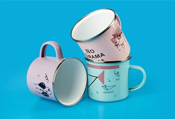 Drei neue Produkte auf einmal: Bunte, gestapelte, Emaille Tassen mit personalisiertem Druck. Den oberen Abschluss der Tasse bildet ein glänzender Trinkrand.
