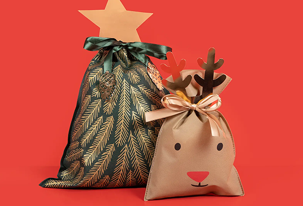Wenn dir das Furoshiki Falten zu aufwendig ist, nutze unsere Rentier- oder Tannenbaum-Geschenktüte zum Verpacken 
