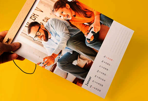 Personalisierter Fotokalender mit Familienfoto von Mutter und Kind beim gemeinsamen Spielen als praktisches und persönliches Fotogeschenk zum Muttertag für das ganze Jahr