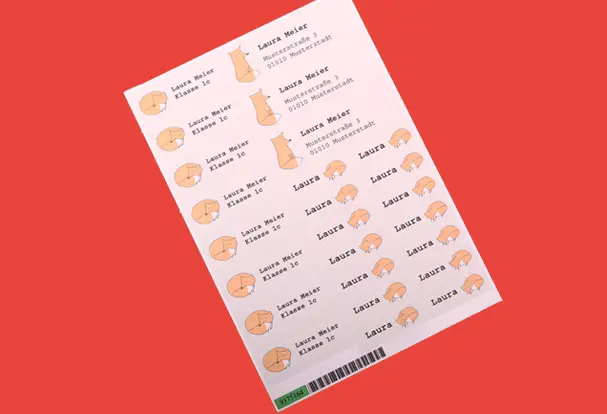 Ein praktisches Geschenk zum Schulanfang sind unsere Namenssticker. Kennzeichne Schulutensilien mit den individuell gestalteten Stickern und vermeide so Verwechslungen.