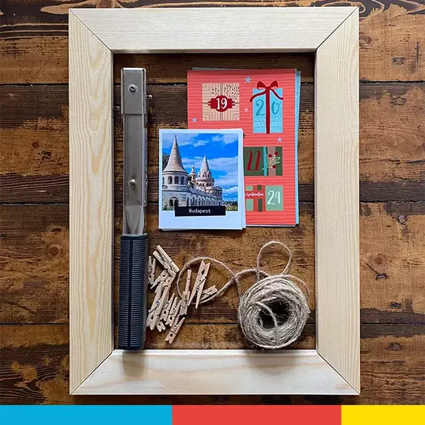 Weihnachtskalender – Bastelzubehör für kreative Dekoration Eine Sammlung von Bastelzubehör: Fotos, Bilderrahmen, Schnur, Klammern und ein Tacker. Perfekt, um individuelle, kreative Kalender zu gestalten und einzigartige Erinnerungen für die Weihnachtszeit zu schaffen.