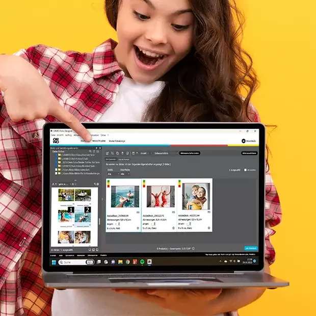 Kind entdeckt die Fotobuch Software auf dem Laptop Ein Kind zeigt auf den Monitor eines Laptops, auf dem die Übersichtsseite der Fotobuch Software geöffnet ist. Die benutzerfreundliche Oberfläche zeigt verschiedene Design-Optionen für Fotobücher, die zur Auswahl stehen.